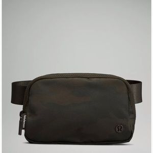 🤎💚Lululemon Everywhere Belt Bag-Heritage Camo
